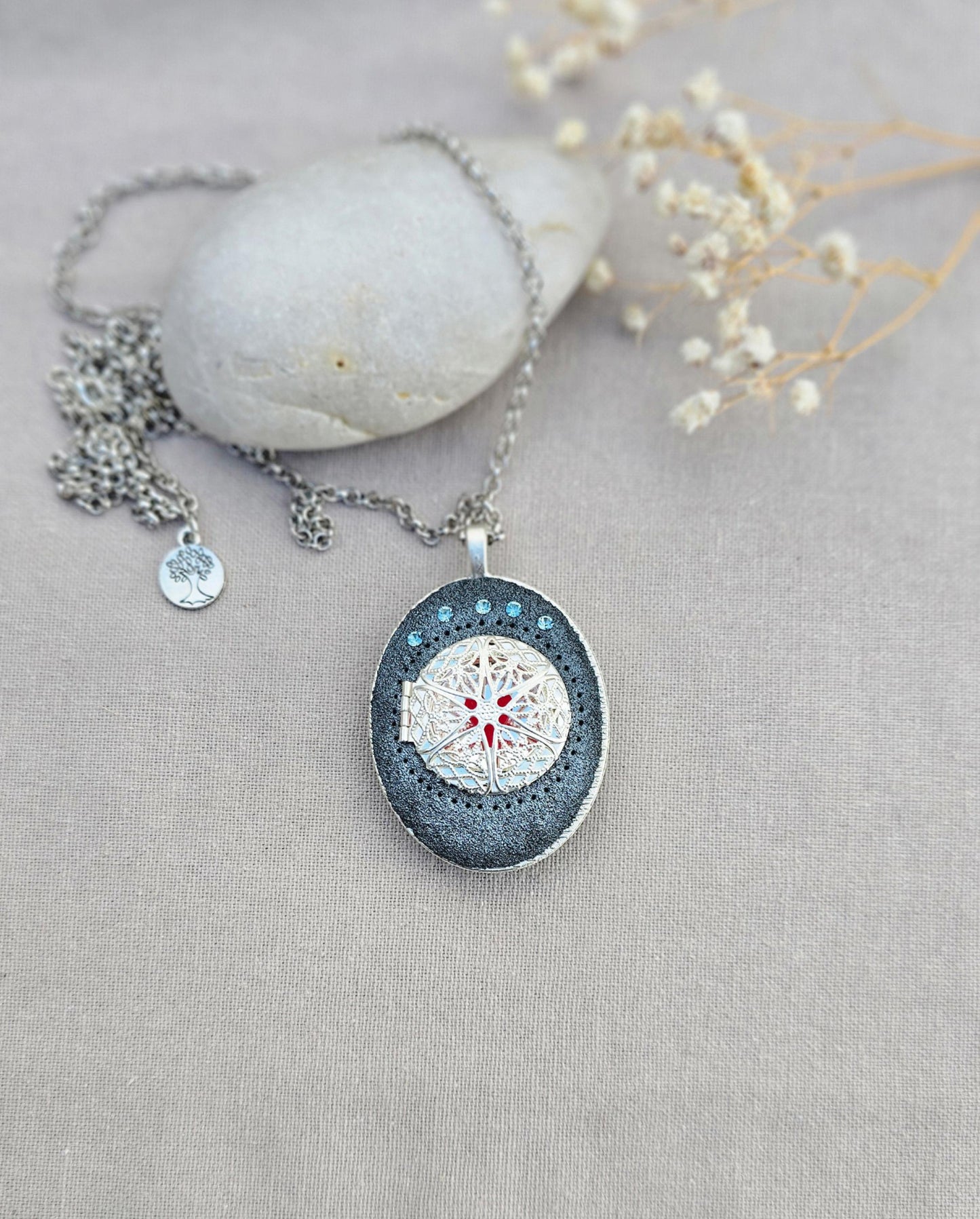 Labradorite Pendant, Handcrafted Necklace, Mystical Jewelry, Astrology Accessory, Protection Amulet, Spiritual Necklace, Gemstone Jewelry, Unique Labradorite, Healing Crystals, Artisan Pendant, Custom Jewelry, Gift for Her, Magic Stone Necklace.