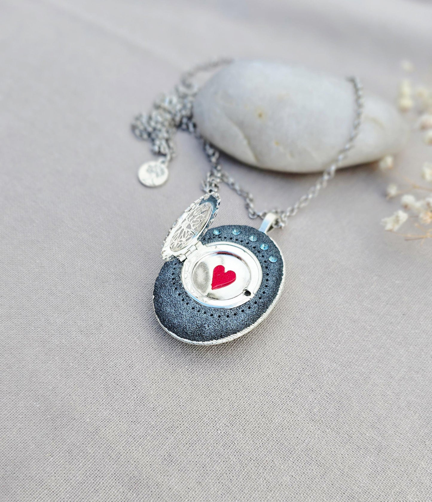 Labradorite Pendant, Handcrafted Necklace, Mystical Jewelry, Astrology Accessory, Protection Amulet, Spiritual Necklace, Gemstone Jewelry, Unique Labradorite, Healing Crystals, Artisan Pendant, Custom Jewelry, Gift for Her, Magic Stone Necklace.