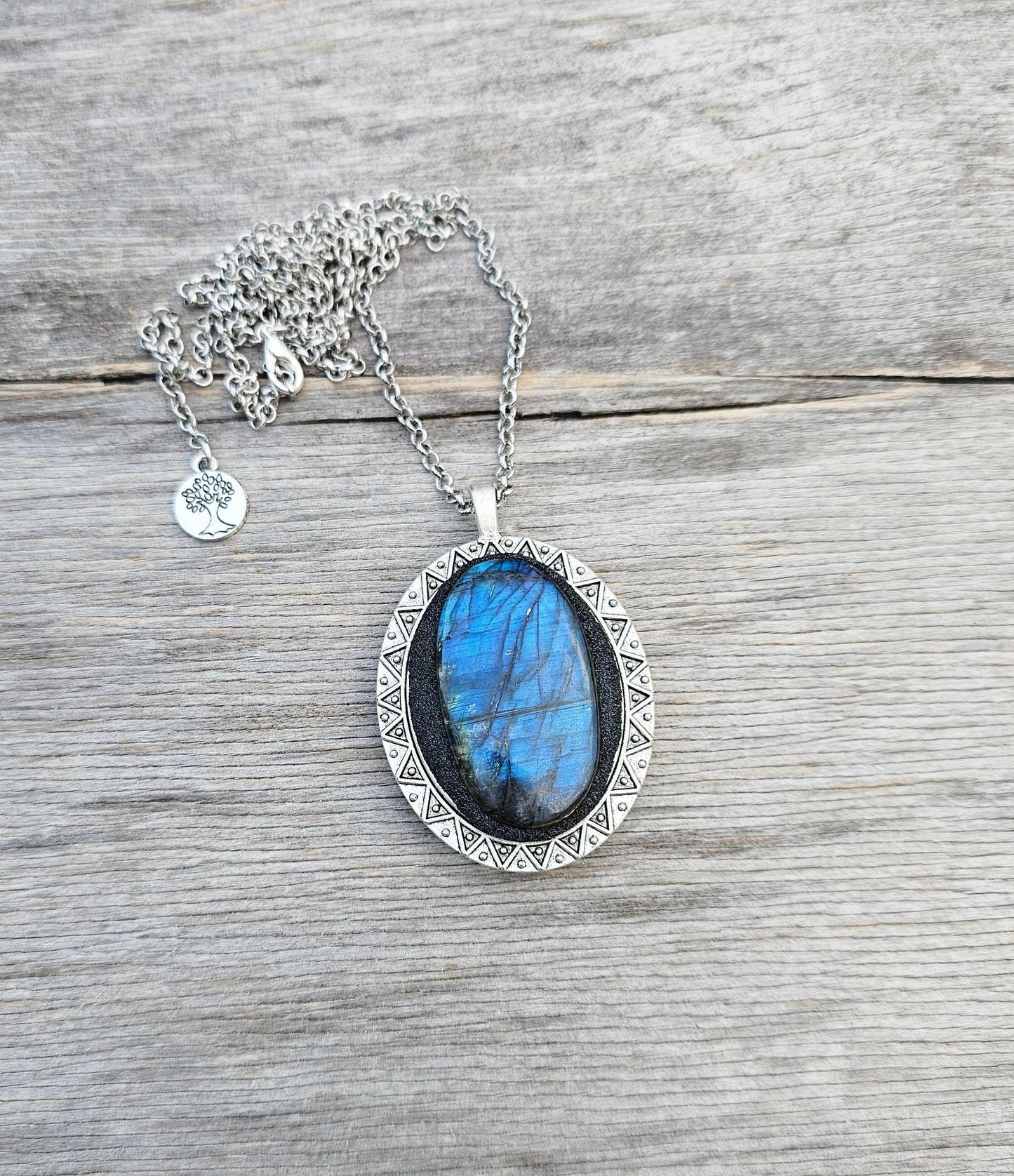 Labradorite Pendant, Handcrafted Necklace, Mystical Jewelry, Astrology Accessory, Protection Amulet, Spiritual Necklace, Gemstone Jewelry, Unique Labradorite, Healing Crystals, Artisan Pendant, Custom Jewelry, Gift for Her, Magic Stone Necklace.