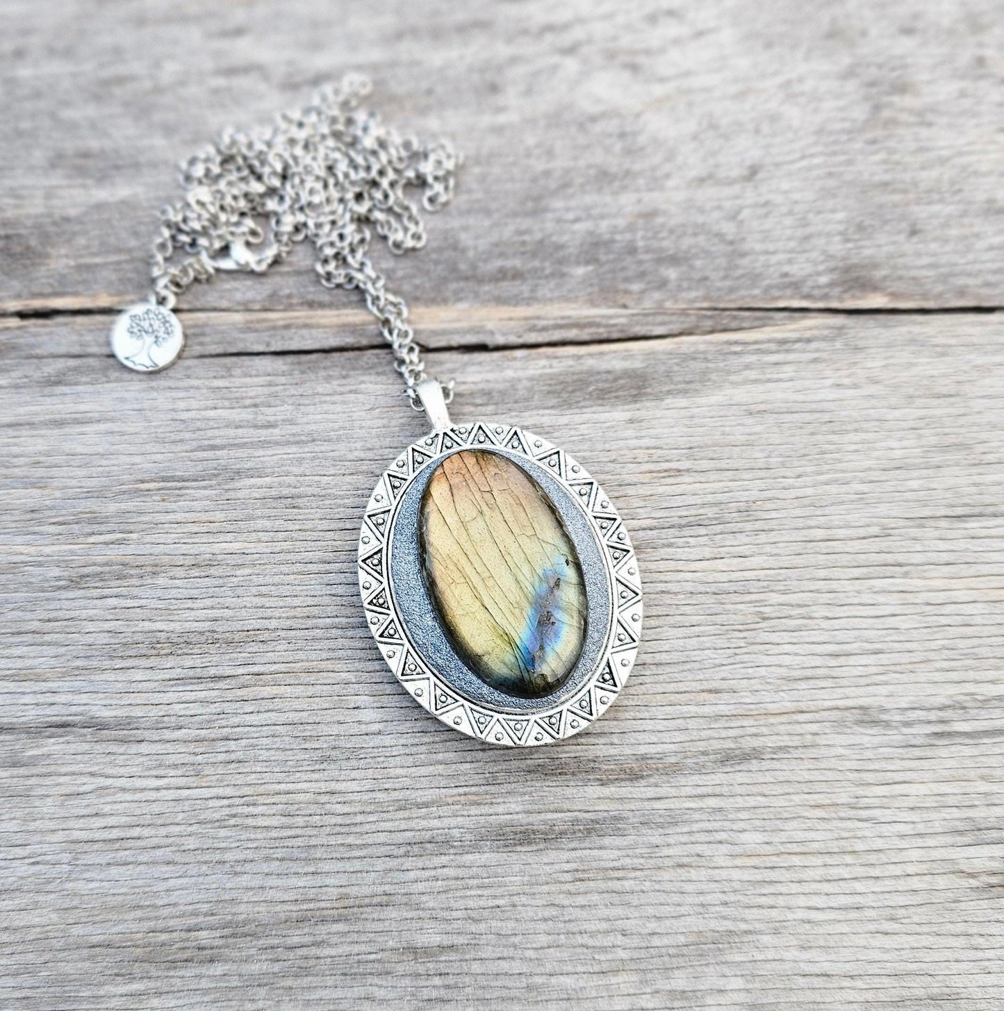 Labradorite Pendant, Handcrafted Necklace, Mystical Jewelry, Astrology Accessory, Protection Amulet, Spiritual Necklace, Gemstone Jewelry, Unique Labradorite, Healing Crystals, Artisan Pendant, Custom Jewelry, Gift for Her, Magic Stone Necklace.