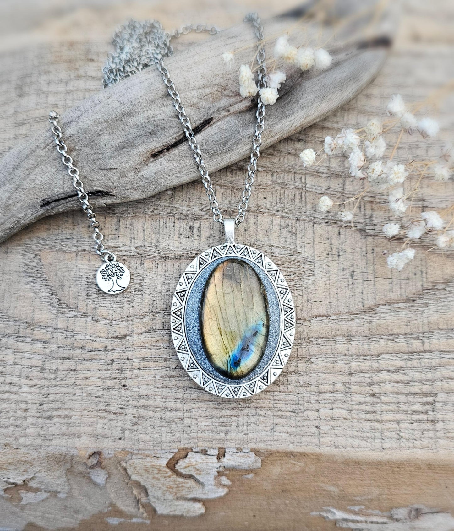Labradorite Pendant, Handcrafted Necklace, Mystical Jewelry, Astrology Accessory, Protection Amulet, Spiritual Necklace, Gemstone Jewelry, Unique Labradorite, Healing Crystals, Artisan Pendant, Custom Jewelry, Gift for Her, Magic Stone Necklace.