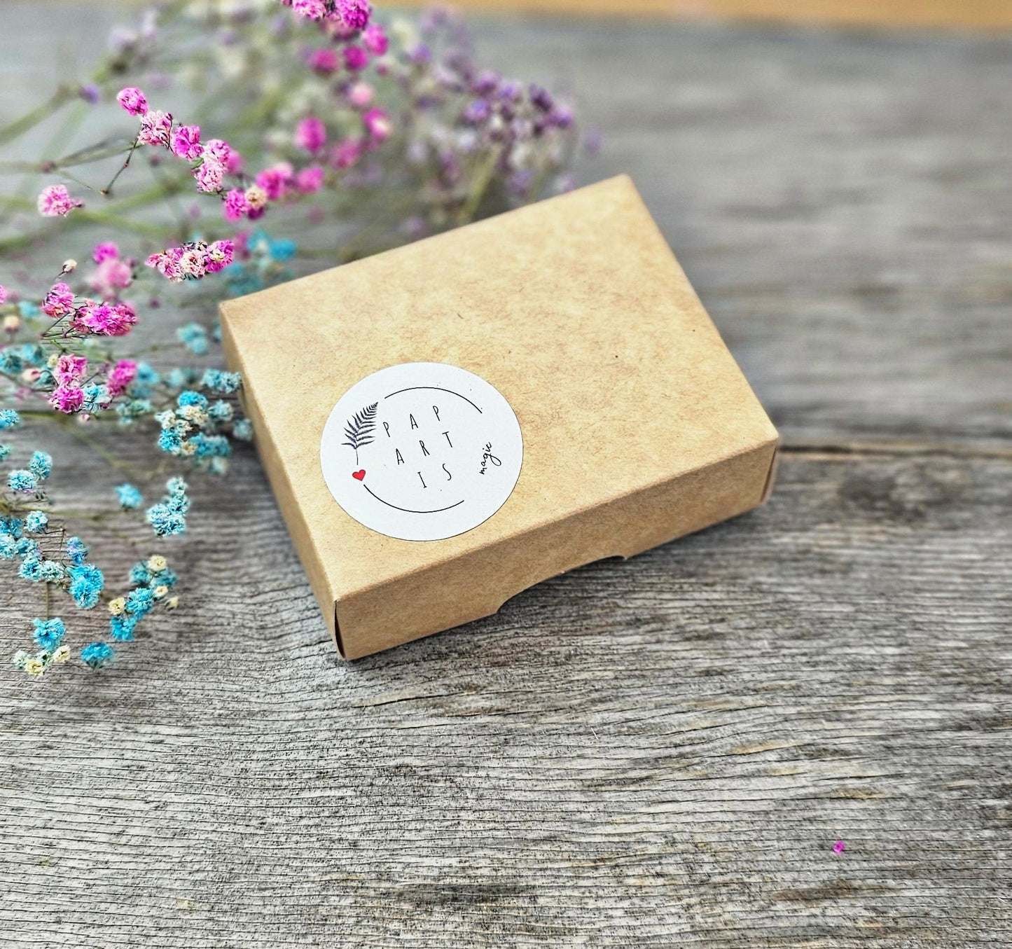 Handcrafted bracelet with a main stone of blue labradorite, accompanied by two rows of beads - hematite and small labradorite