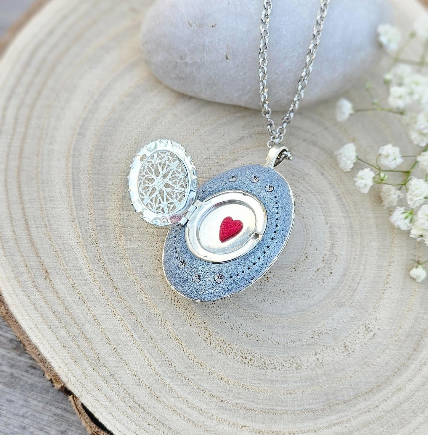 Pendant locket with amber, handmade flowers from polymer clay. On the other side, there is a locket with a heart that opens, inside which you can put a photo or a scent. A great gift for a loved one, or for yourself as a protective amulet.