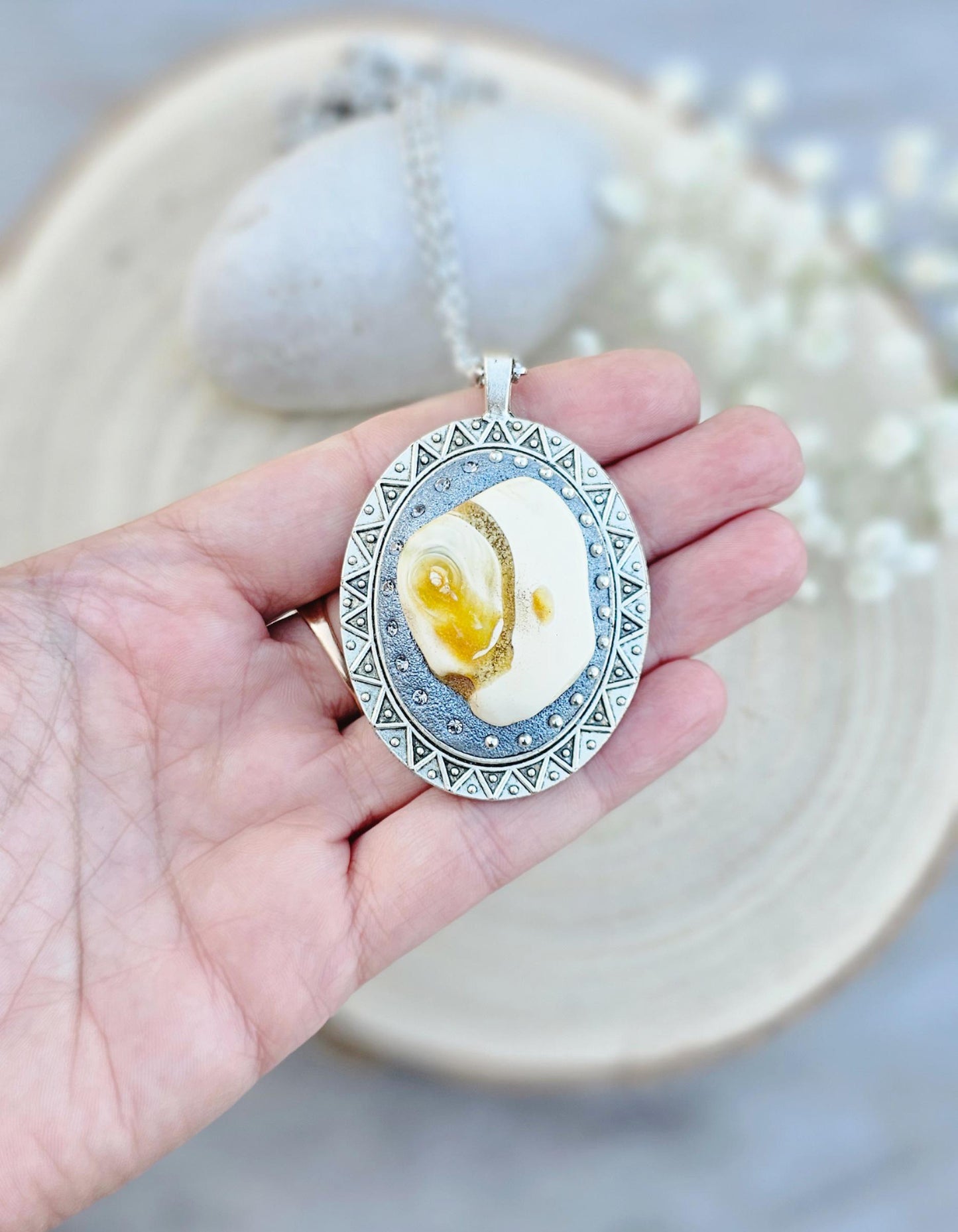 Pendant locket with amber, handmade flowers from polymer clay. On the other side, there is a locket with a heart that opens, inside which you can put a photo or a scent. A great gift for a loved one, or for yourself as a protective amulet.