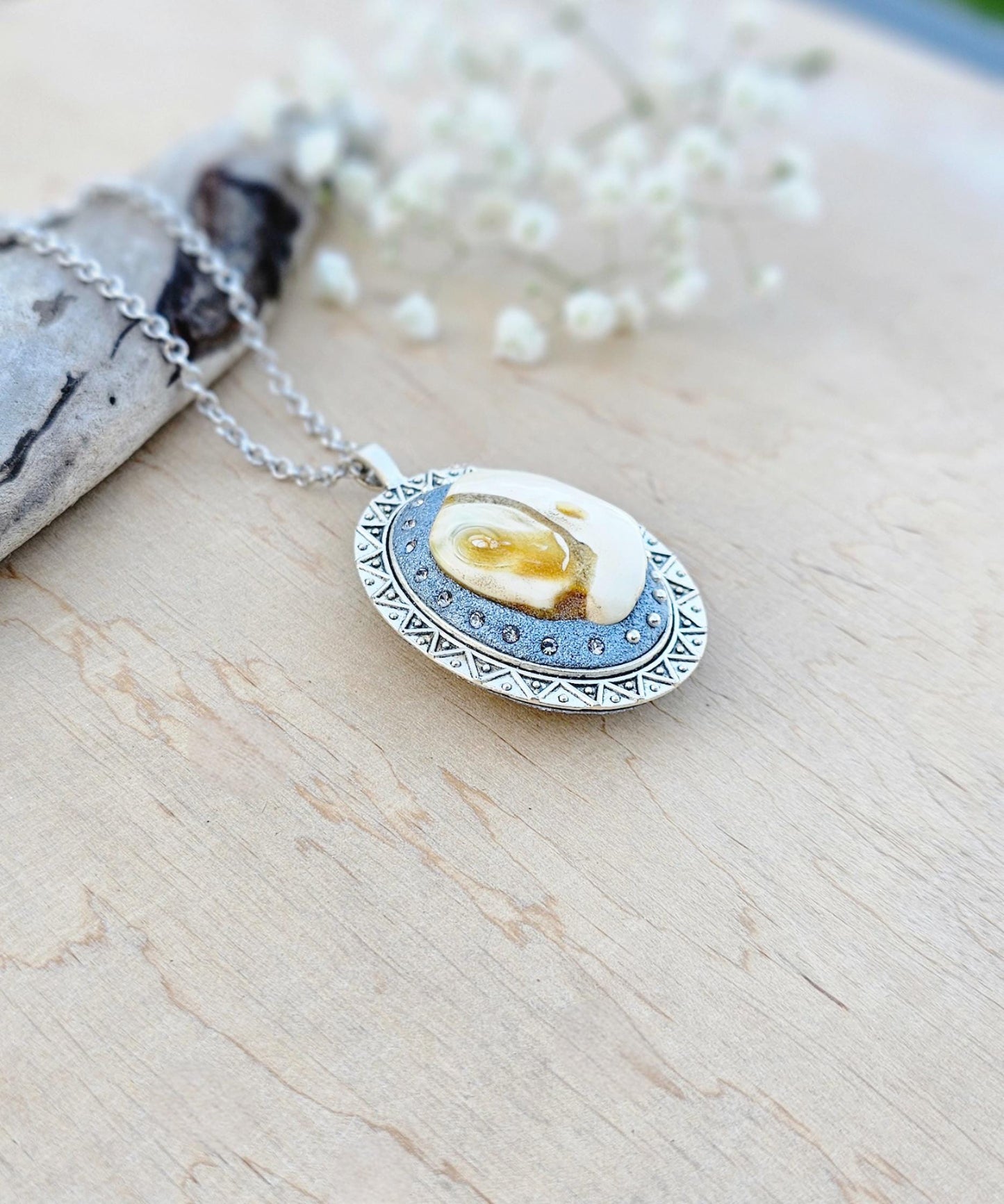 Pendant locket with amber, handmade flowers from polymer clay. On the other side, there is a locket with a heart that opens, inside which you can put a photo or a scent. A great gift for a loved one, or for yourself as a protective amulet.