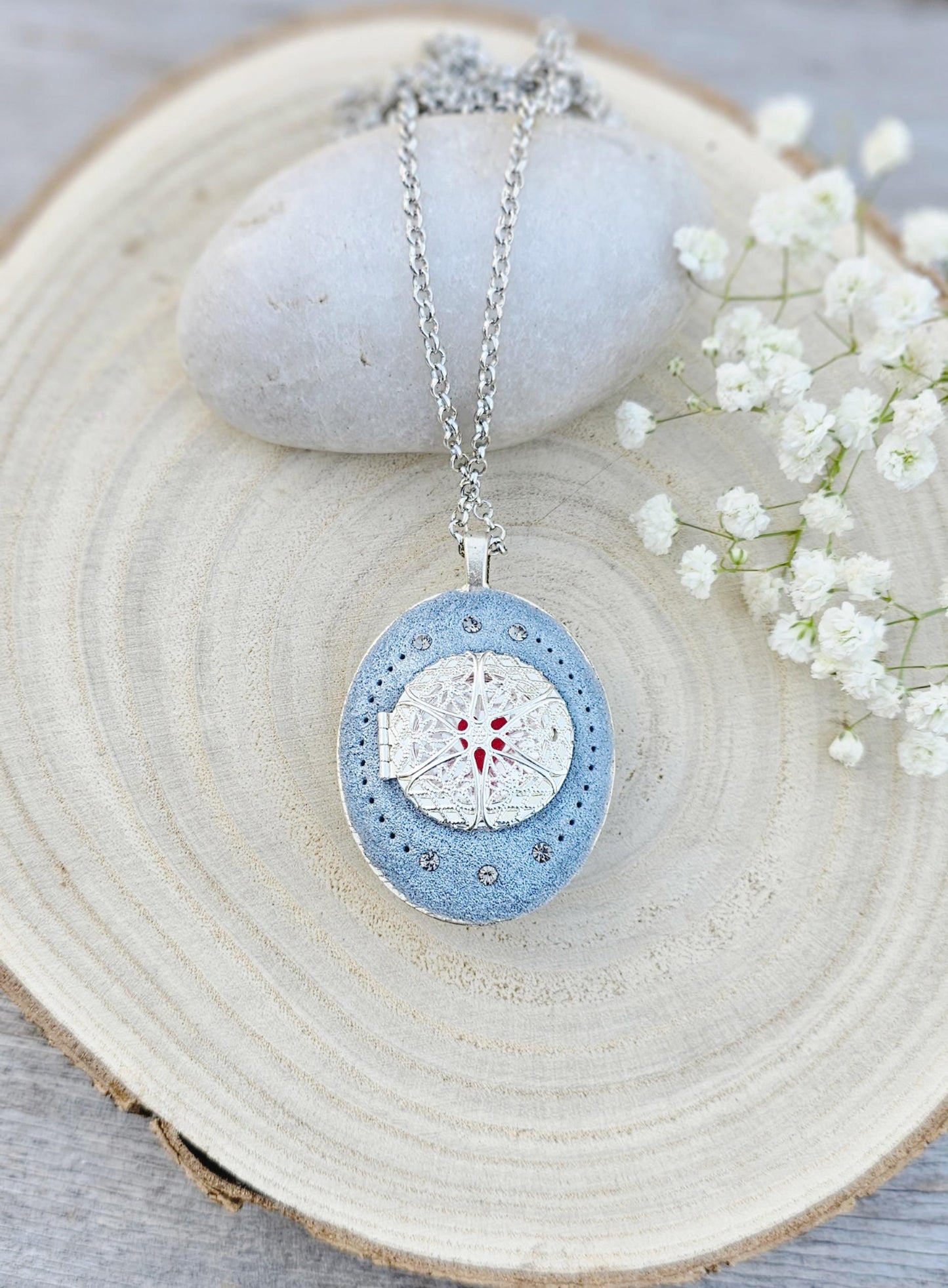 Pendant locket with amber, handmade flowers from polymer clay. On the other side, there is a locket with a heart that opens, inside which you can put a photo or a scent. A great gift for a loved one, or for yourself as a protective amulet.