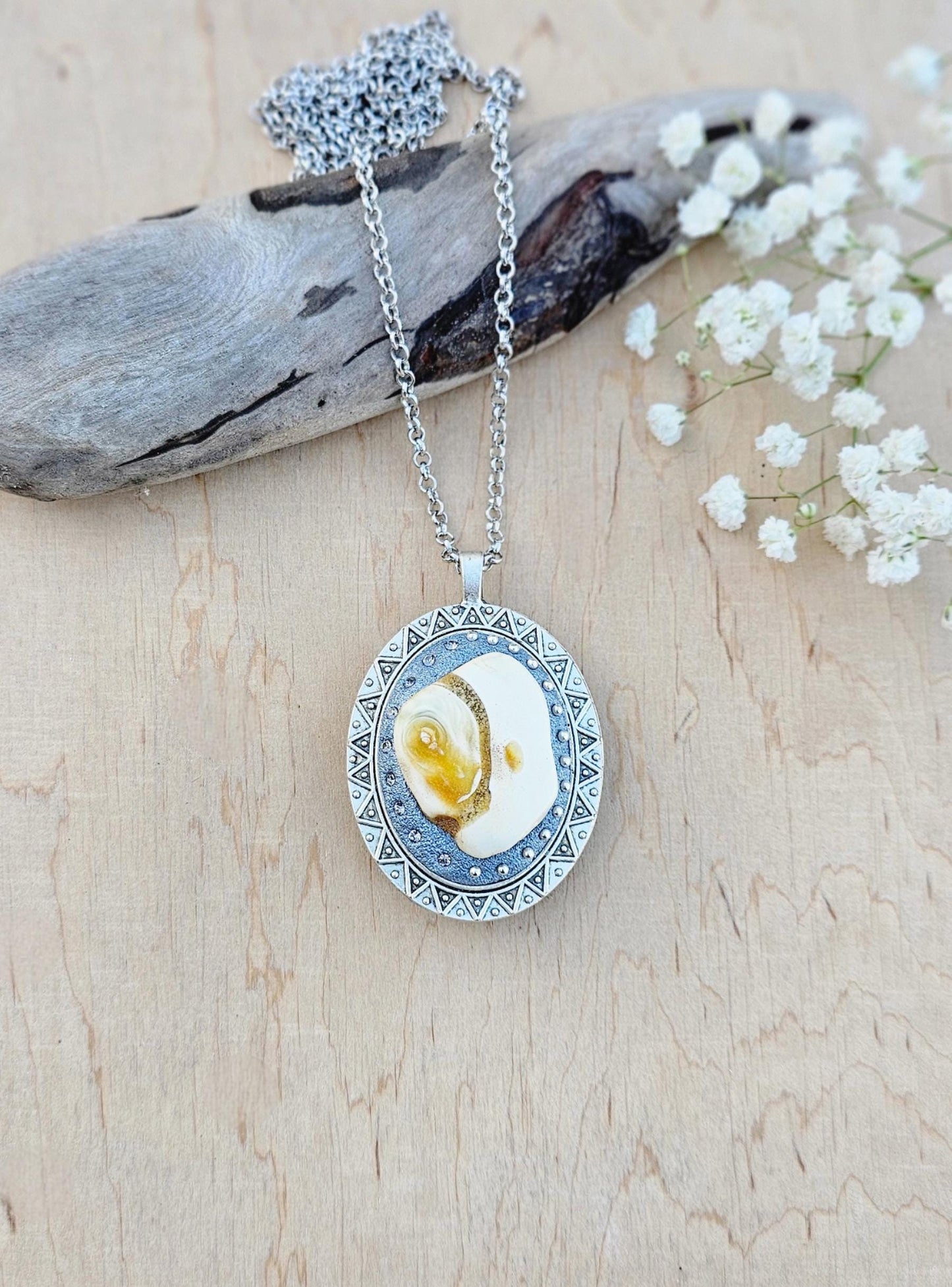 Pendant locket with amber, handmade flowers from polymer clay. On the other side, there is a locket with a heart that opens, inside which you can put a photo or a scent. A great gift for a loved one, or for yourself as a protective amulet.