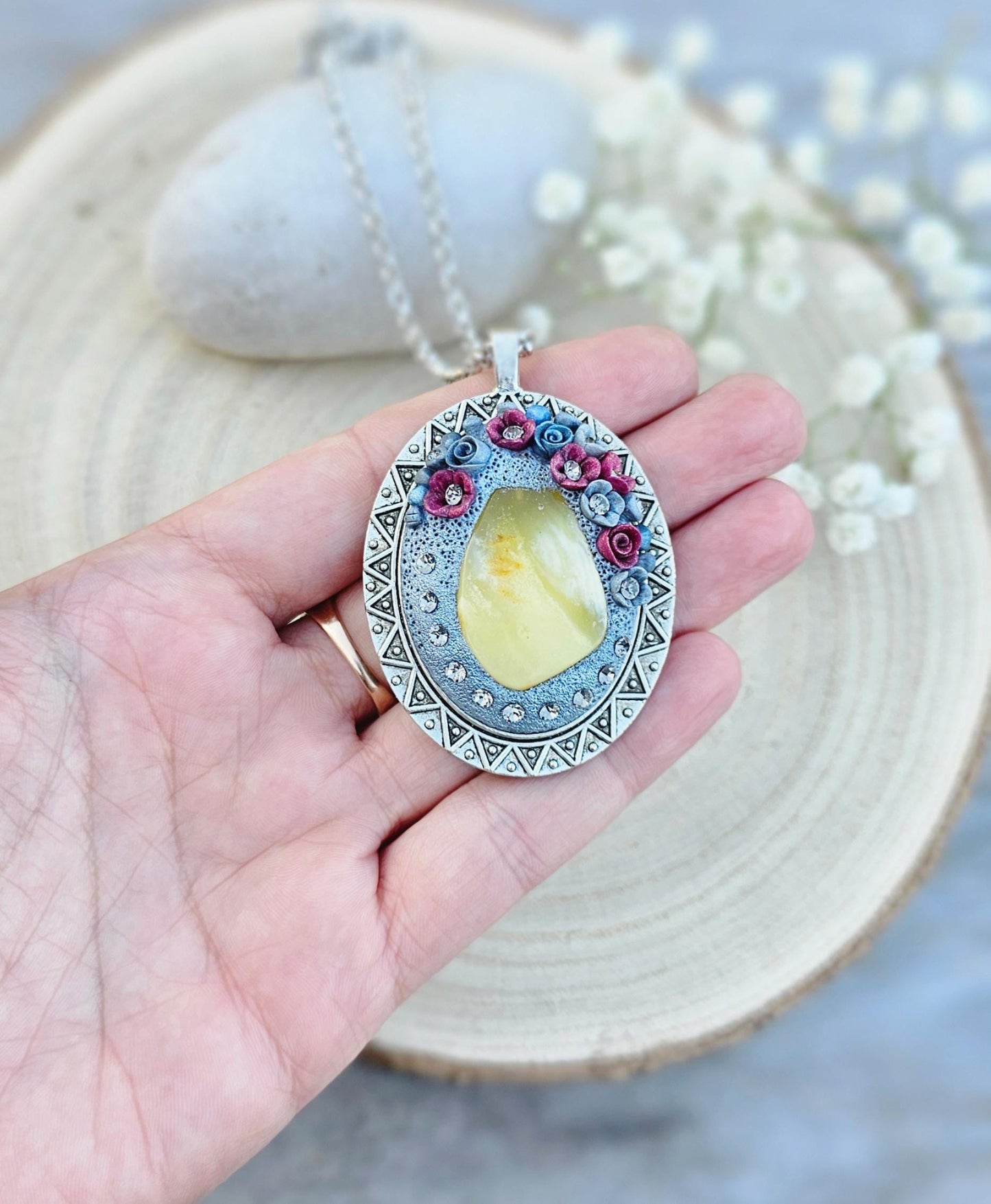 Pendant locket with amber, handmade flowers from polymer clay. On the other side, there is a locket with a heart that opens, inside which you can put a photo or a scent. A great gift for a loved one, or for yourself as a protective amulet.