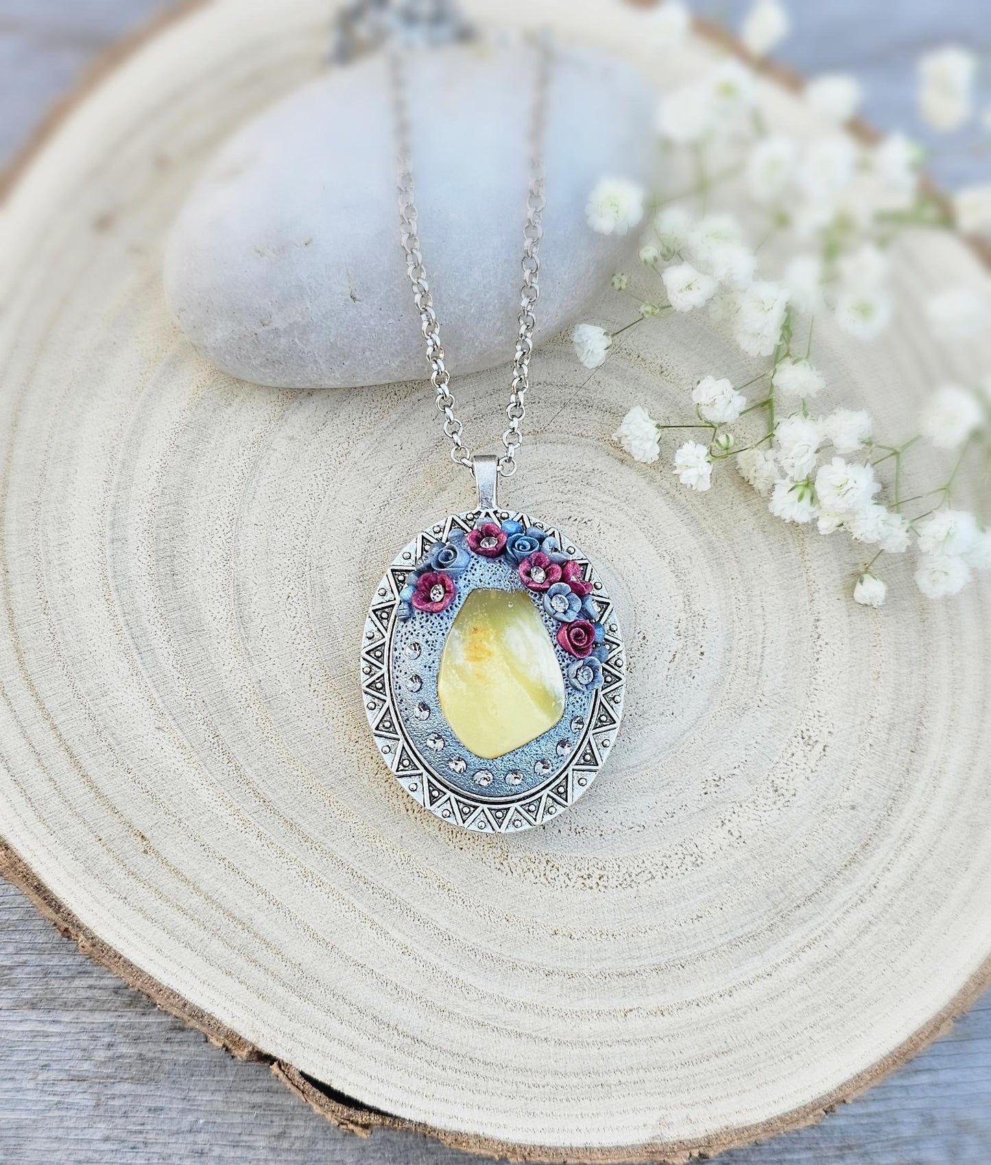 Pendant locket with amber, handmade flowers from polymer clay. On the other side, there is a locket with a heart that opens, inside which you can put a photo or a scent. A great gift for a loved one, or for yourself as a protective amulet.