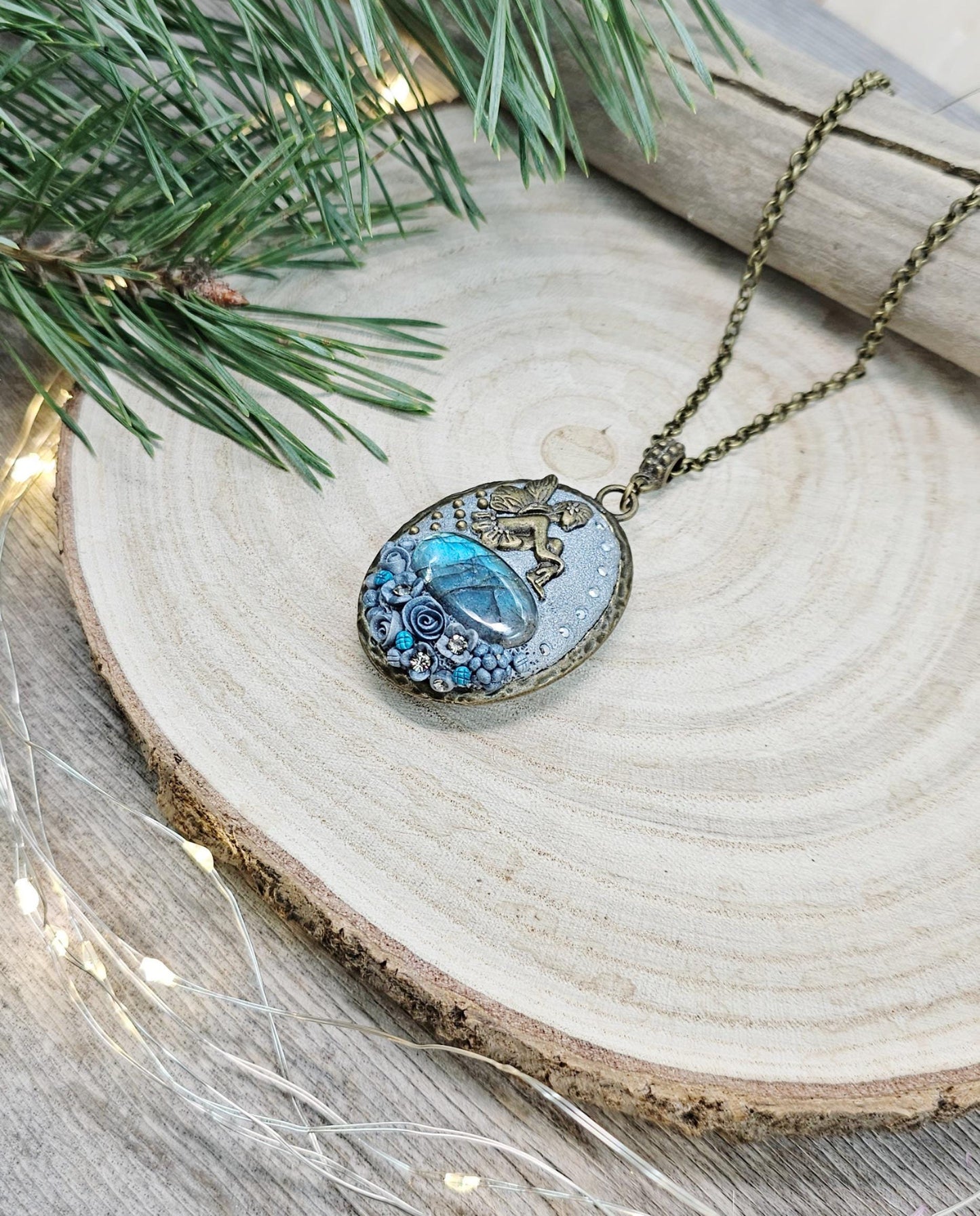 The locket opens to reveal a delicate heart – a symbol of love and magic. With its antique brass chain, adjustable between 80-90 cm, this pendant is perfect for dreamers, magic lovers, or as a unique gift for someone special.