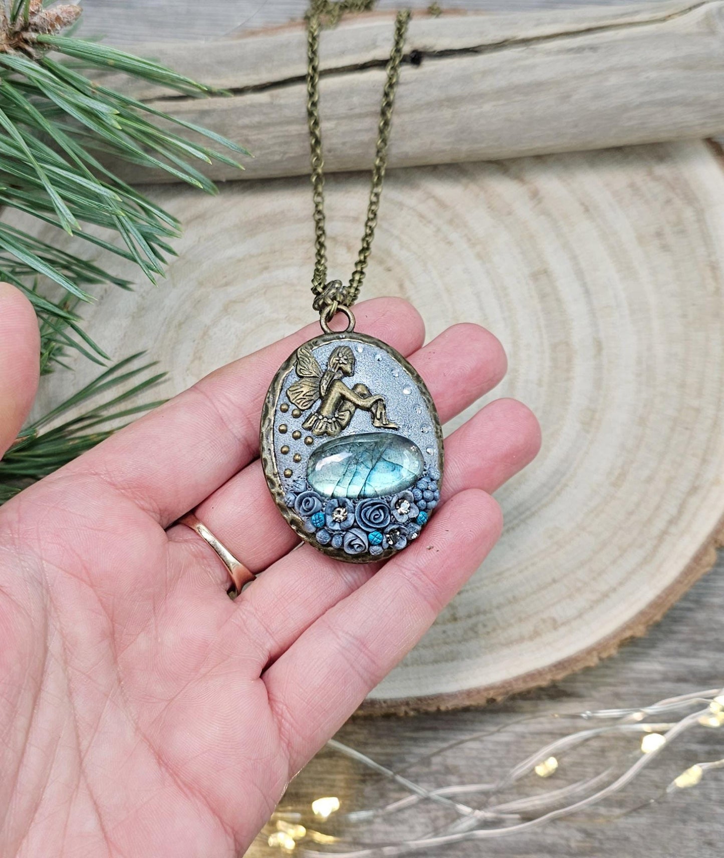 The locket opens to reveal a delicate heart – a symbol of love and magic. With its antique brass chain, adjustable between 80-90 cm, this pendant is perfect for dreamers, magic lovers, or as a unique gift for someone special.