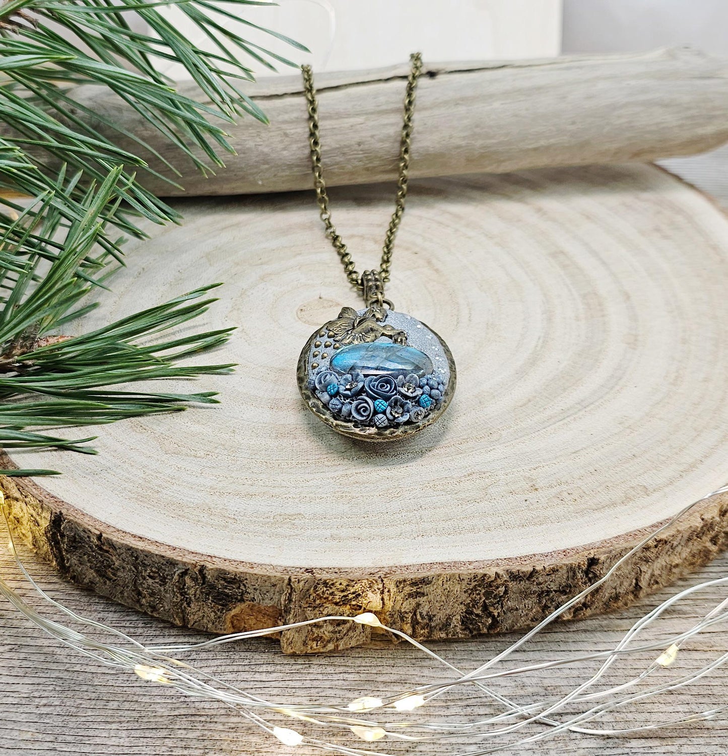 The locket opens to reveal a delicate heart – a symbol of love and magic. With its antique brass chain, adjustable between 80-90 cm, this pendant is perfect for dreamers, magic lovers, or as a unique gift for someone special.