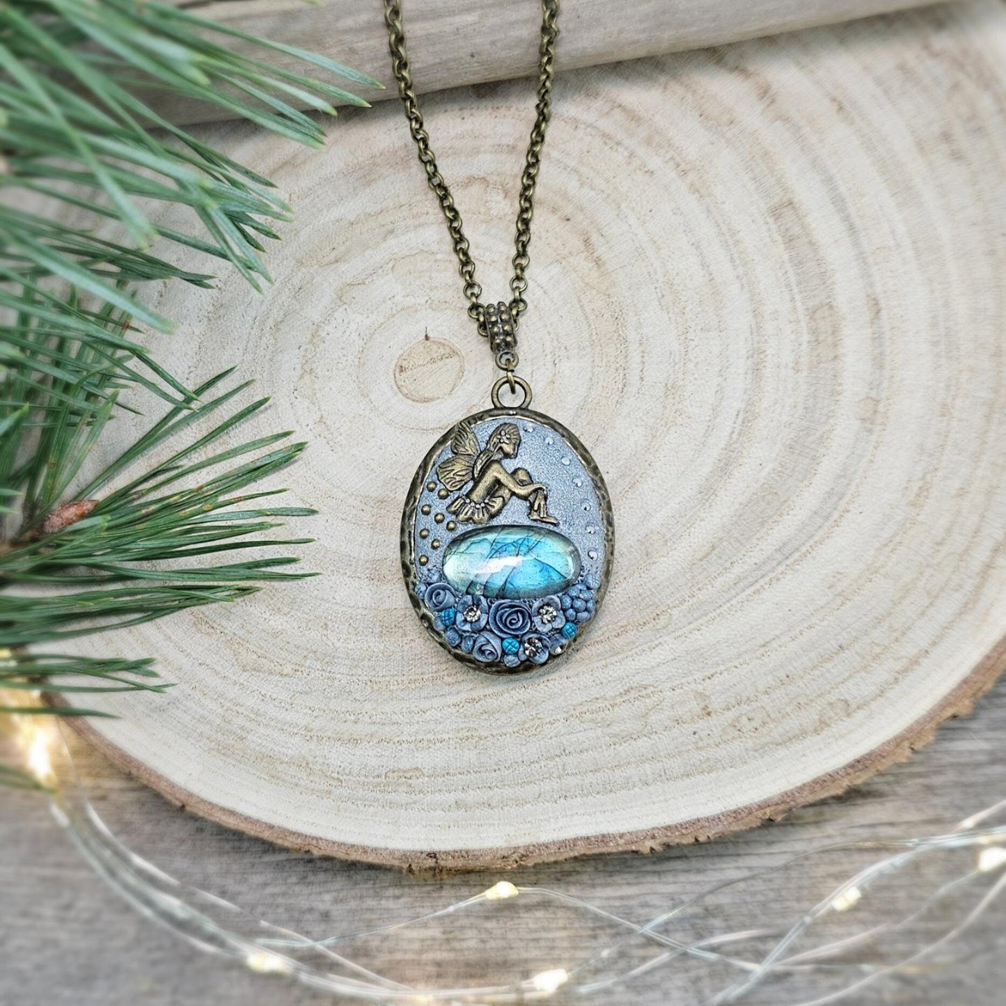 The locket opens to reveal a delicate heart – a symbol of love and magic. With its antique brass chain, adjustable between 80-90 cm, this pendant is perfect for dreamers, magic lovers, or as a unique gift for someone special.