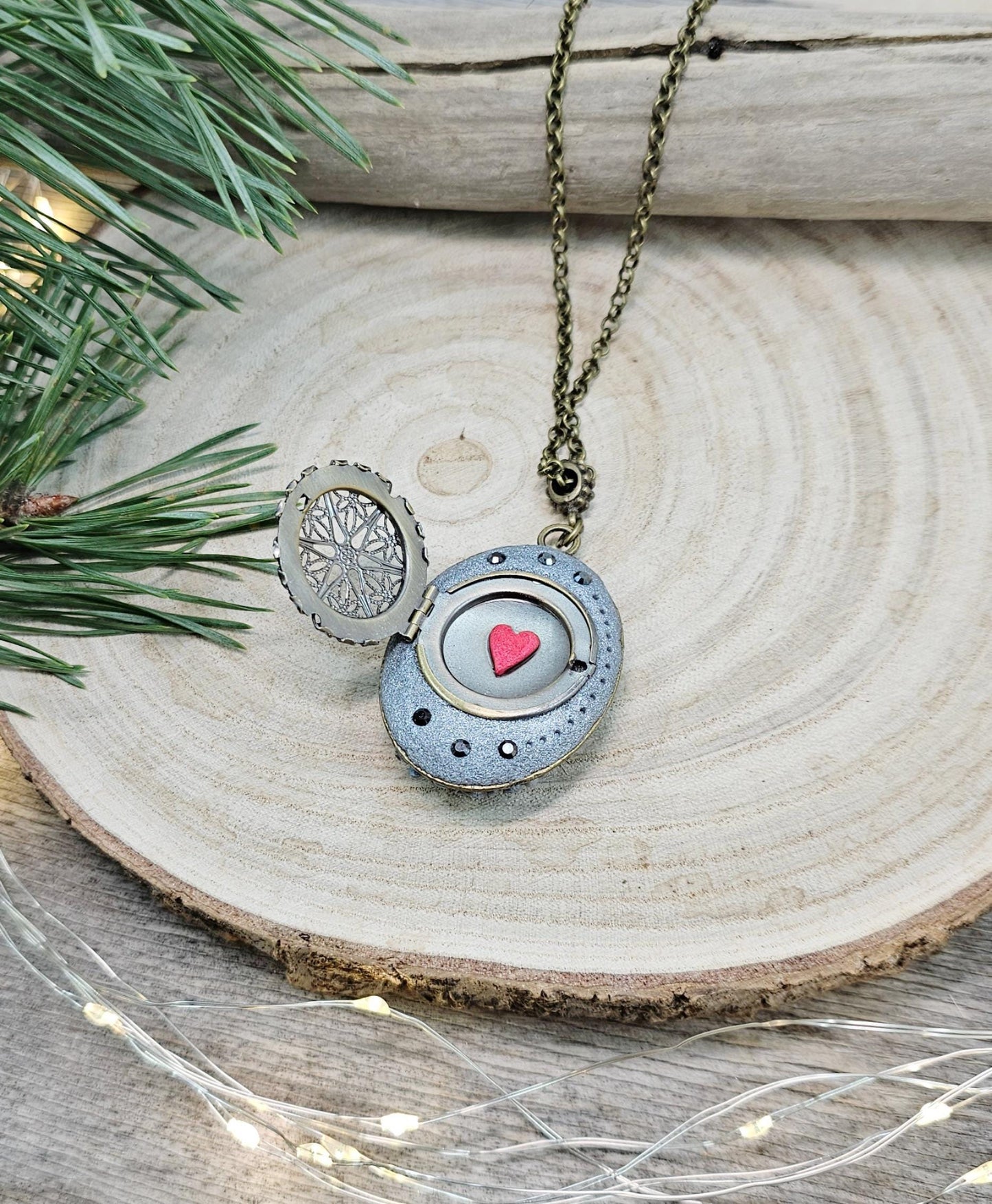 The locket opens to reveal a delicate heart – a symbol of love and magic. With its antique brass chain, adjustable between 80-90 cm, this pendant is perfect for dreamers, magic lovers, or as a unique gift for someone special.