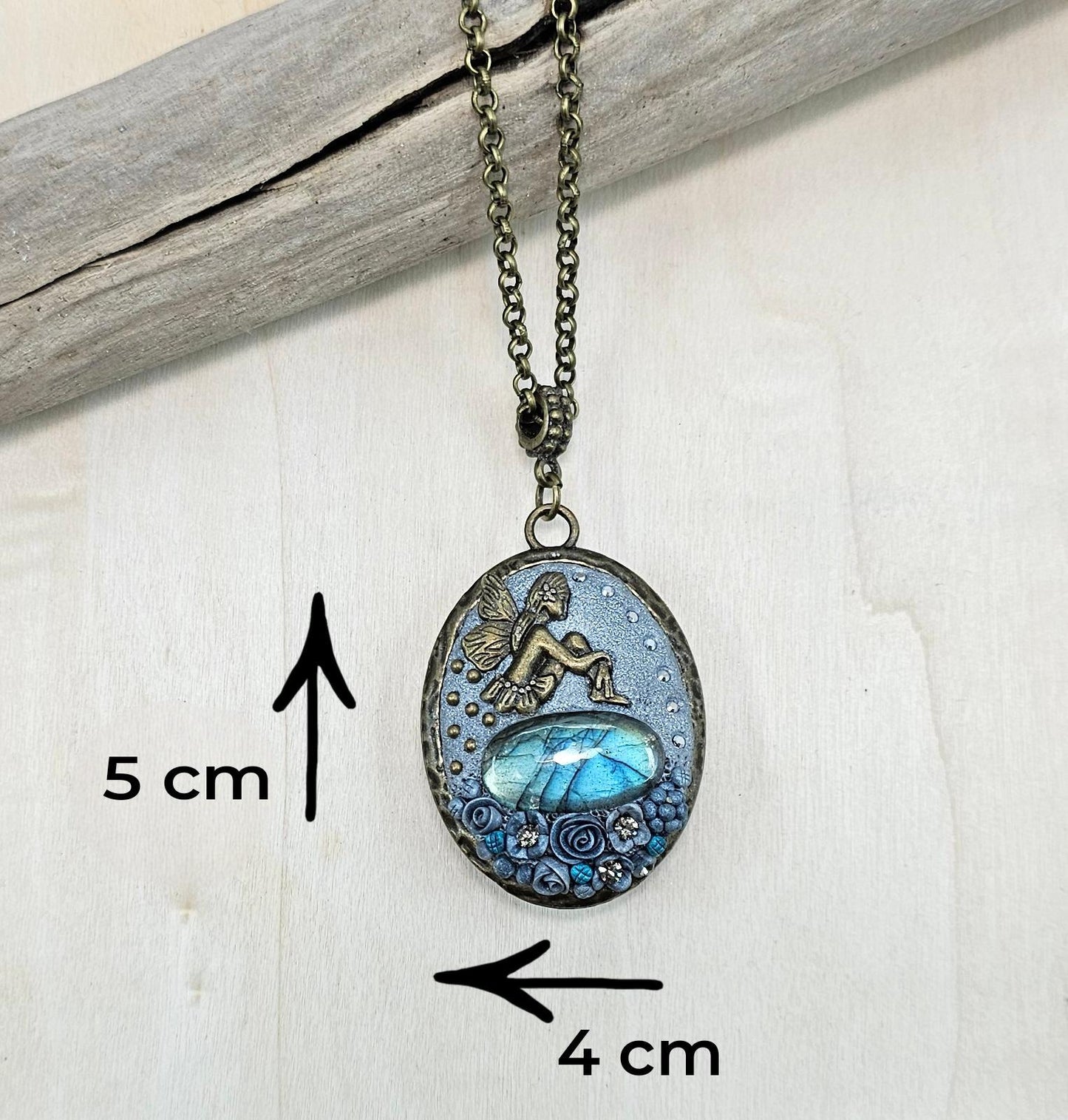 The locket opens to reveal a delicate heart – a symbol of love and magic. With its antique brass chain, adjustable between 80-90 cm, this pendant is perfect for dreamers, magic lovers, or as a unique gift for someone special.