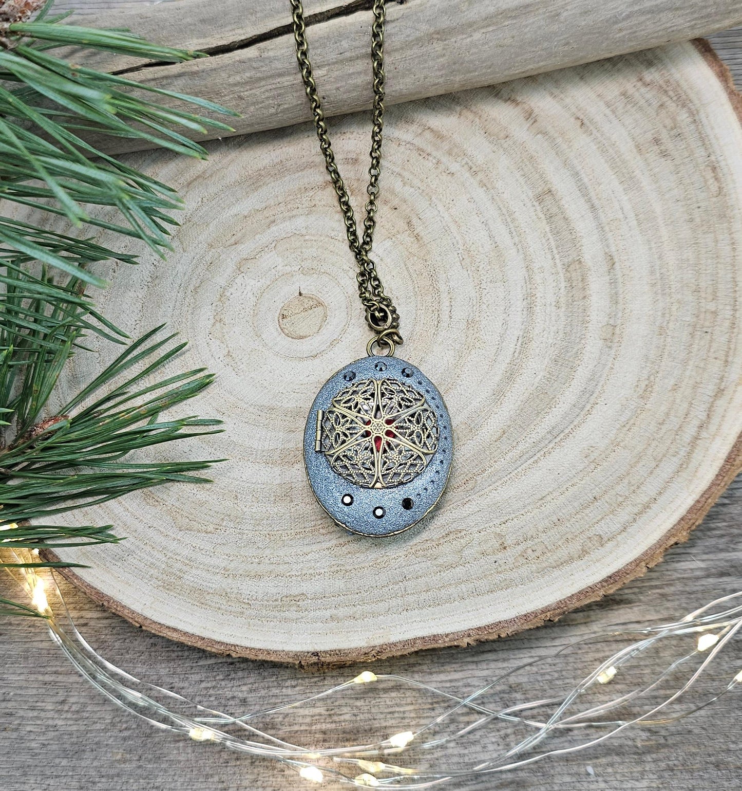 The locket opens to reveal a delicate heart – a symbol of love and magic. With its antique brass chain, adjustable between 80-90 cm, this pendant is perfect for dreamers, magic lovers, or as a unique gift for someone special.