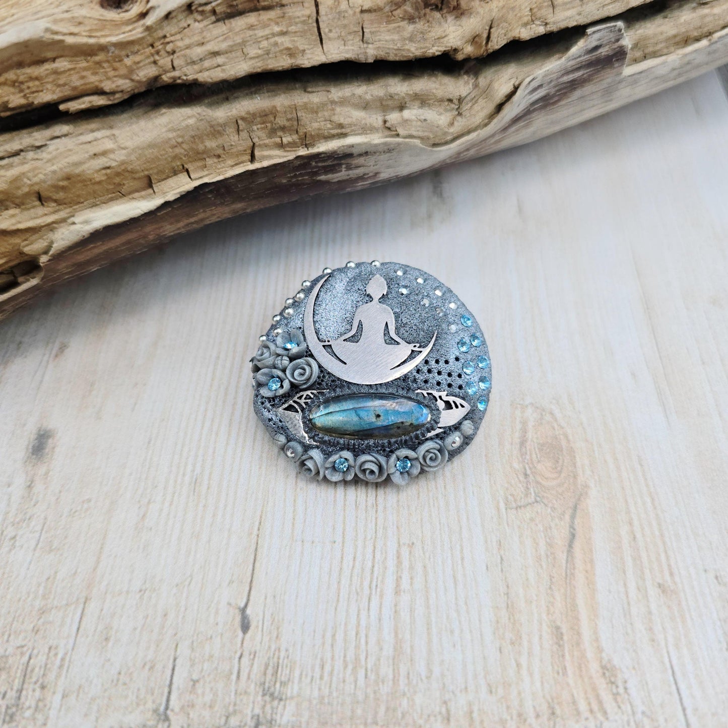 Handmade brooch with labradorite and yoga goddess design, crafted from polymer clay and stainless steel – mystical and spiritual jewelry.