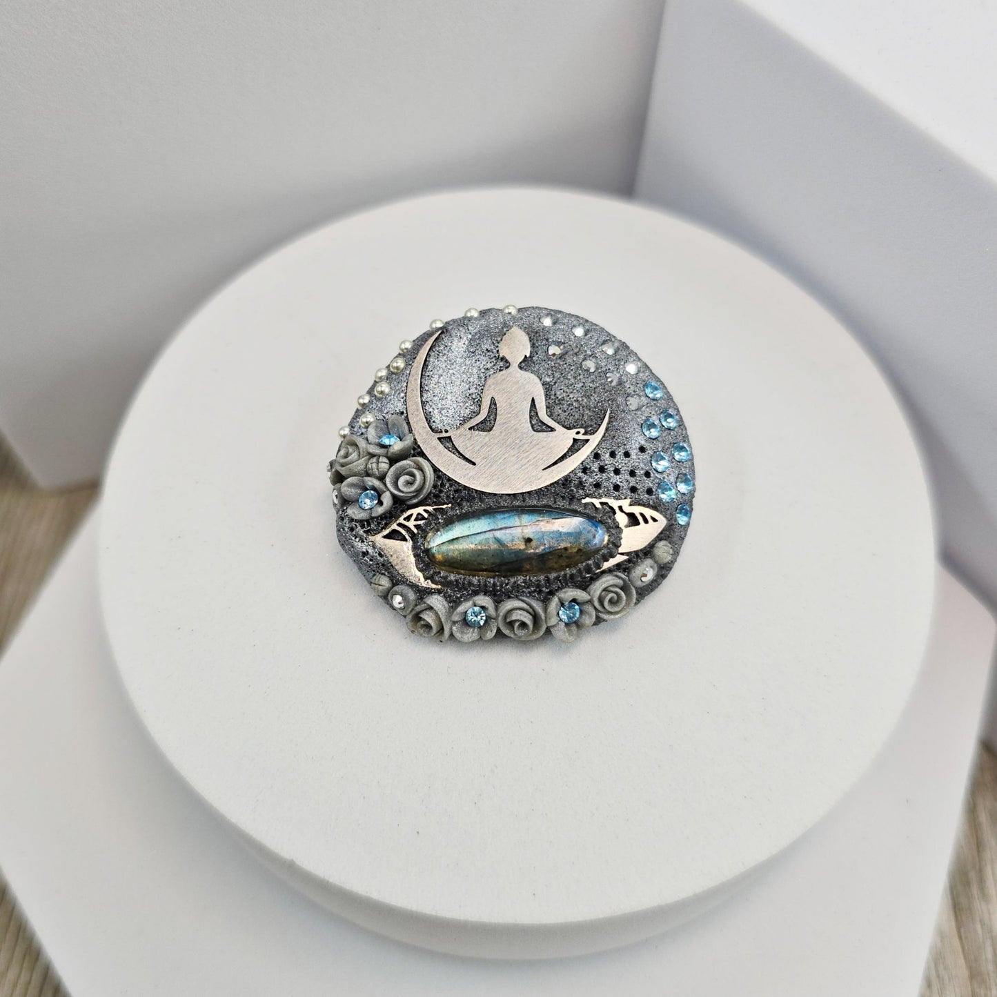 Handmade brooch with labradorite and yoga goddess design, crafted from polymer clay and stainless steel – mystical and spiritual jewelry.
