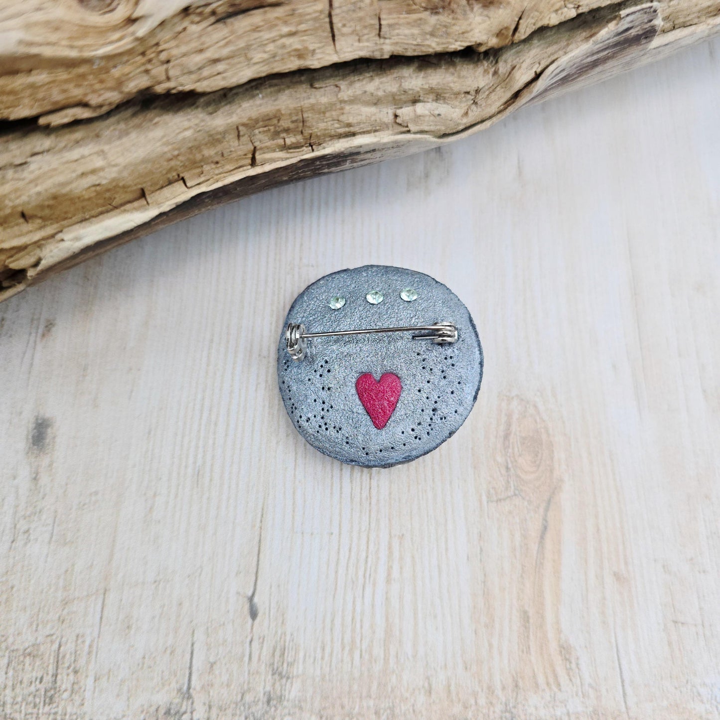 Handmade phoenix brooch with natural labradorite – crafted from polymer clay and stainless steel. Unique mystical jewelry symbolizing rebirth and transformation.