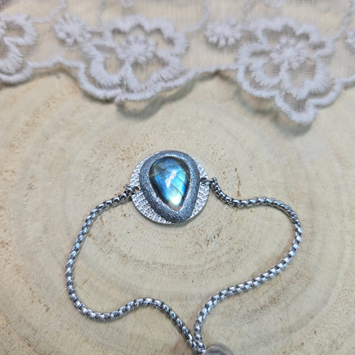 Midi sauganti apyrankė su labradoritu (prie/vietoj raudono siūlo:)