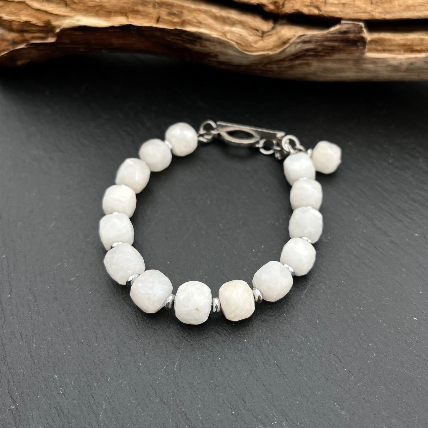 Mėnulio akmens apyrankė