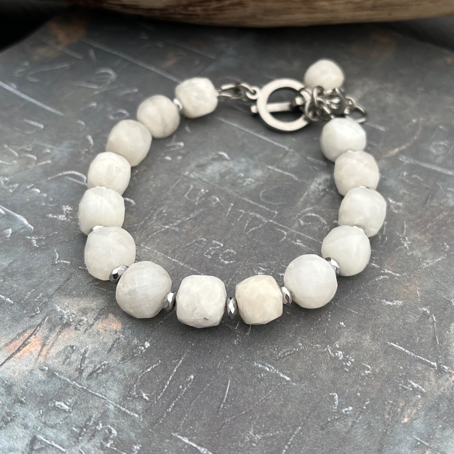 Mėnulio akmens apyrankė