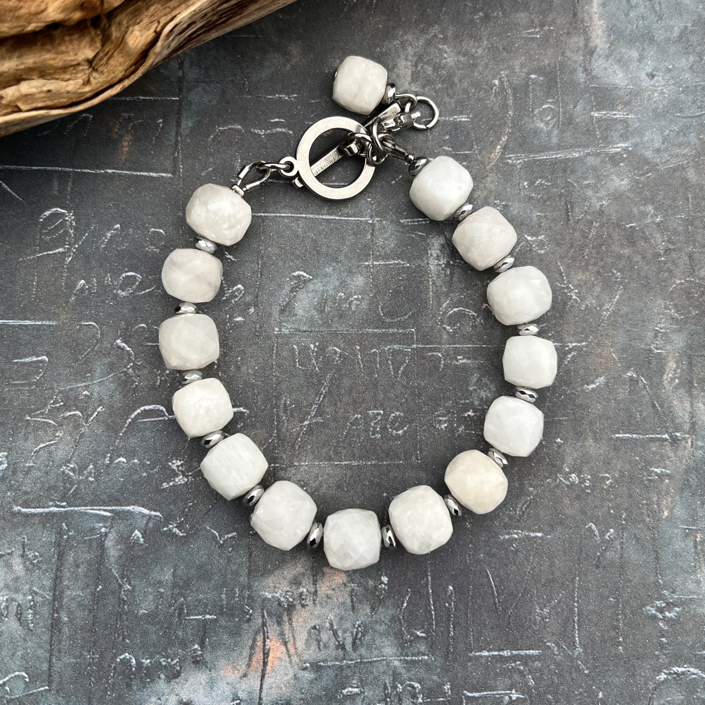 Mėnulio akmens apyrankė