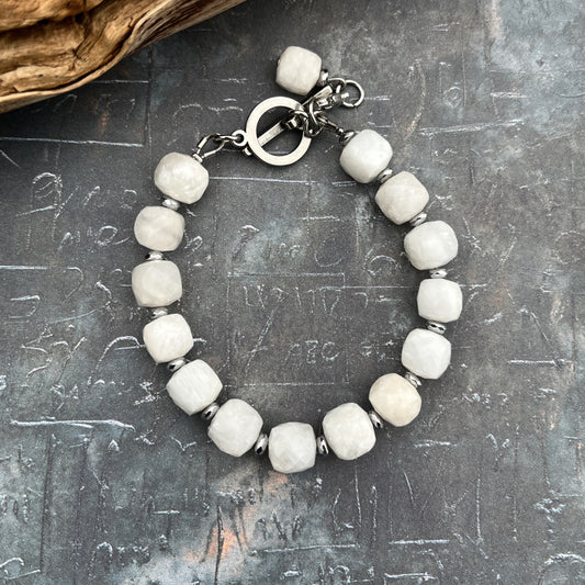 Mėnulio akmens apyrankė