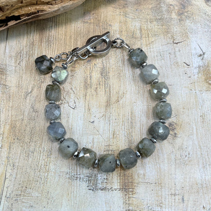 Labradorito apyrankė