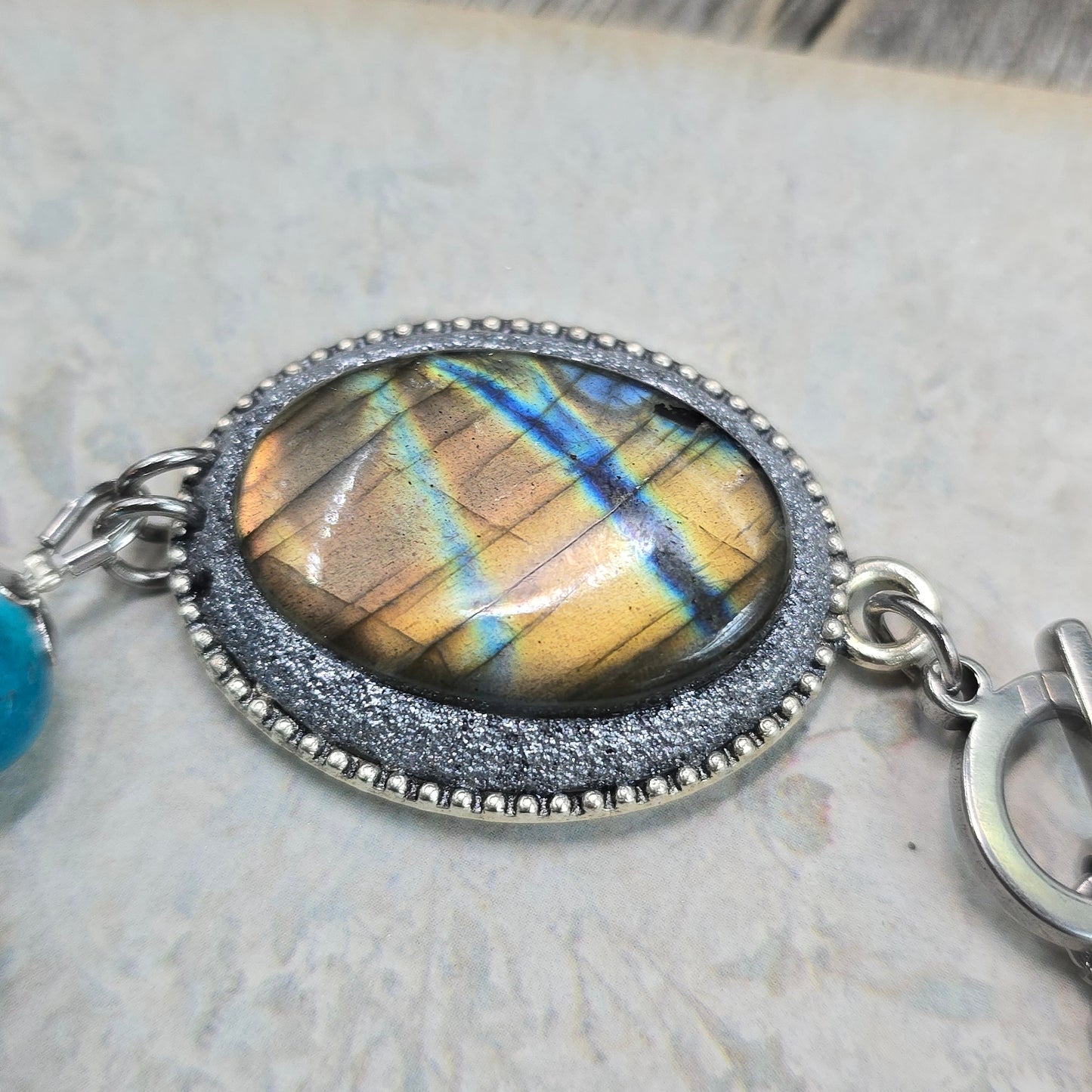 Labradorito apyrankė su turkiu