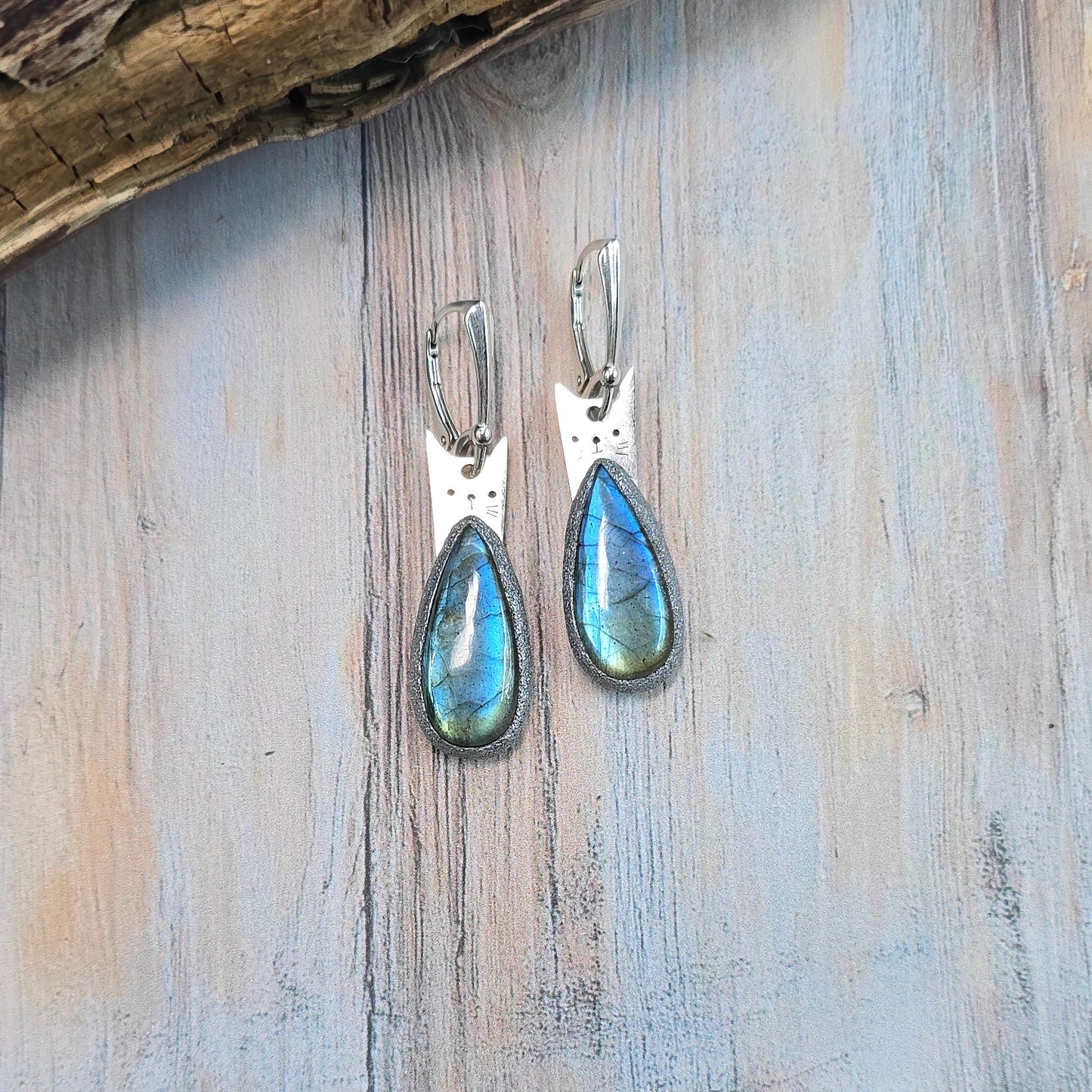 Labradorito auskarai 'Kačiukai'