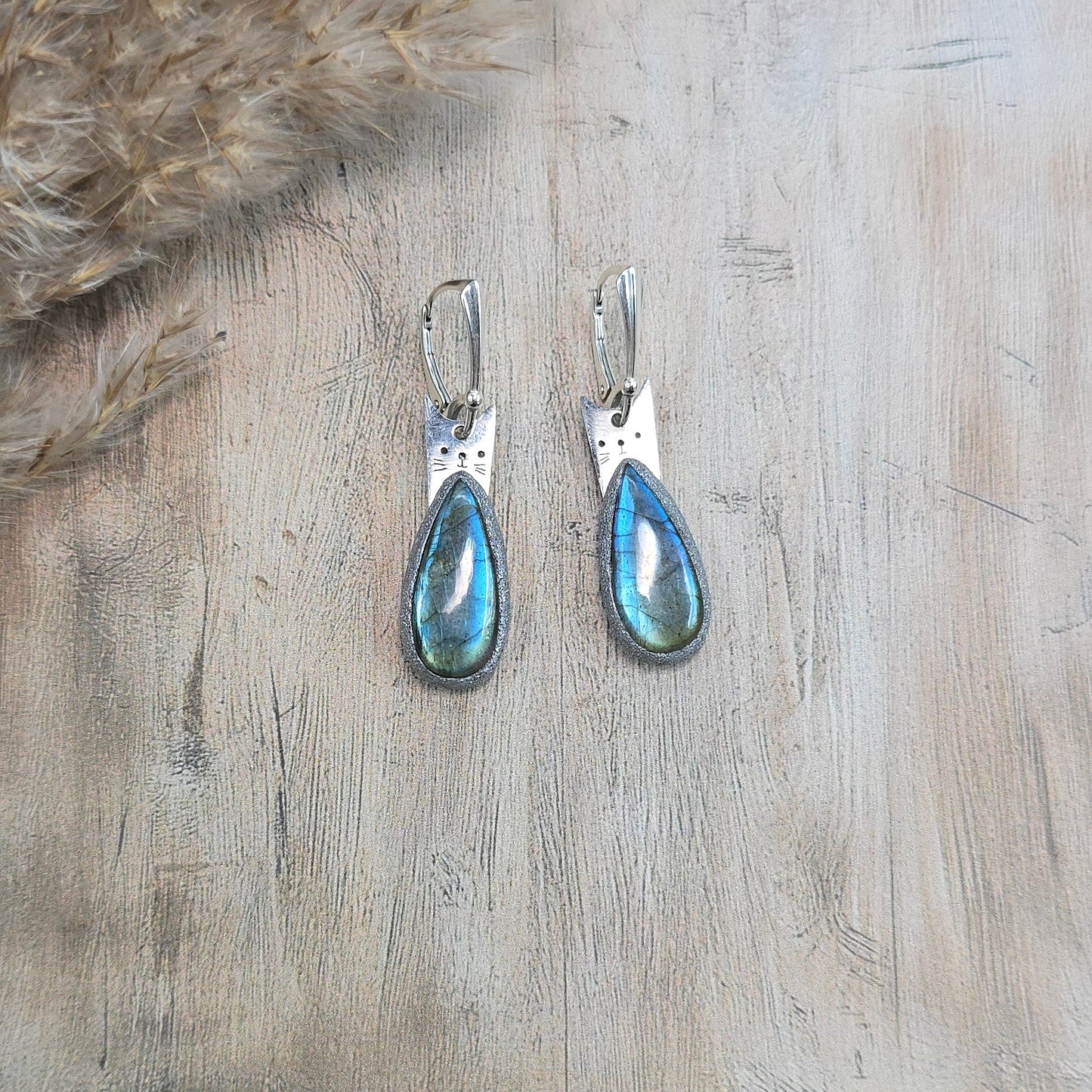 Labradorito auskarai 'Kačiukai'