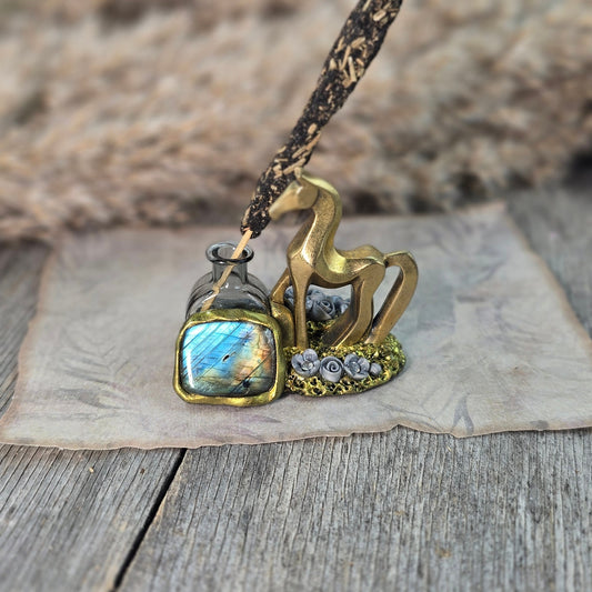 Smilkaline su labradoritu ir arkliuku - 2026m. simboliu