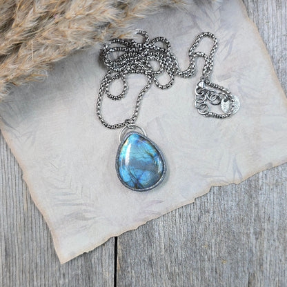 Labradorito pakabukas ant trumpesnės grandinėlės