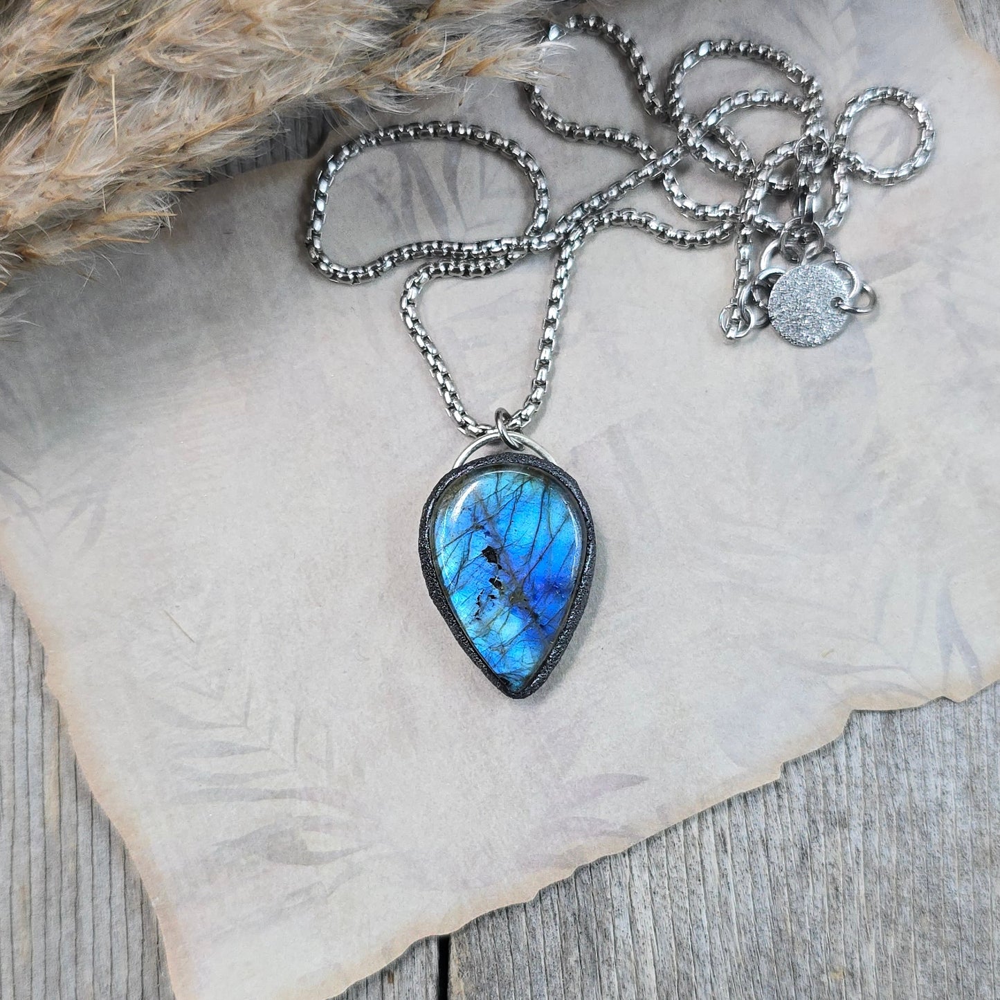 Labradorito pakabukas ant trumpesnės grandinėlės