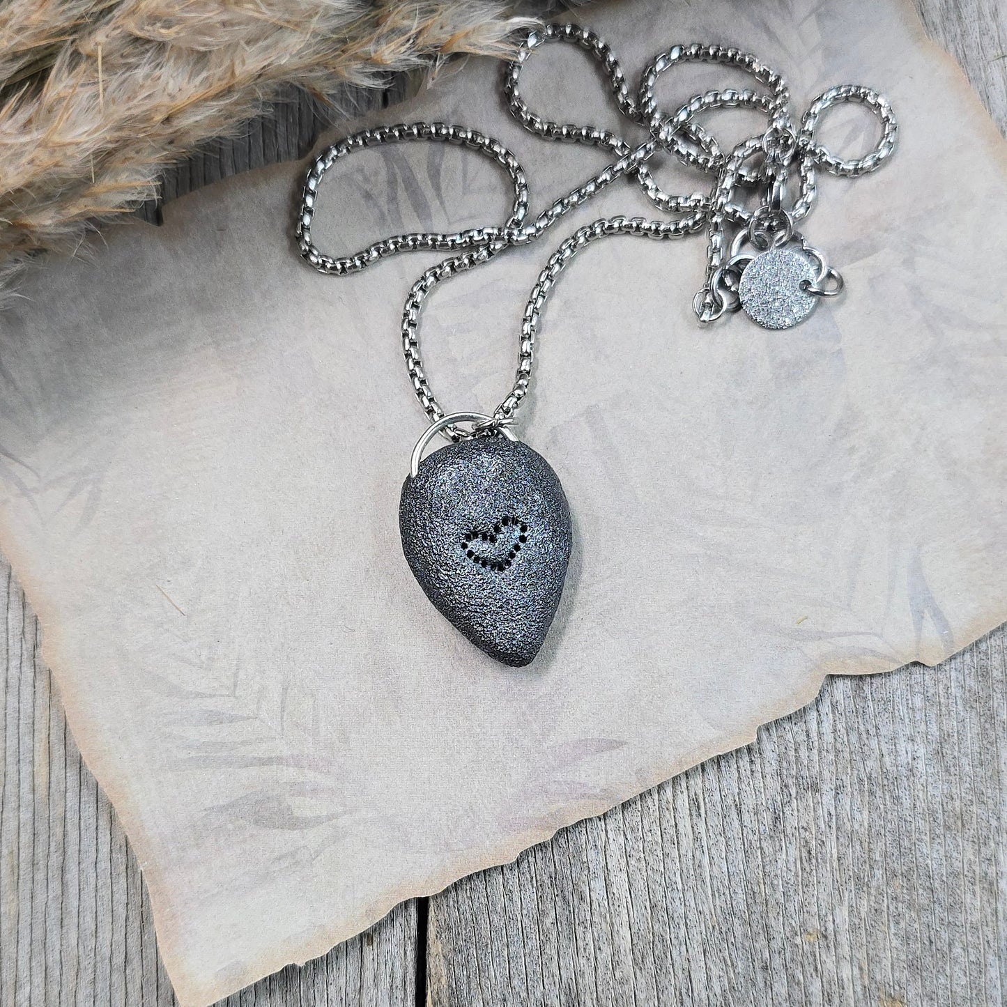 Labradorito pakabukas ant trumpesnės grandinėlės