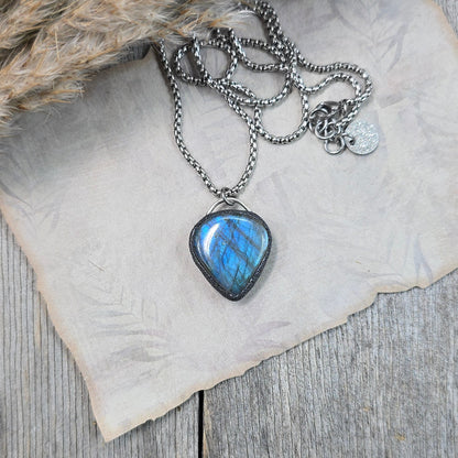 Labradorito pakabukas ant trumpesnės grandinėlės