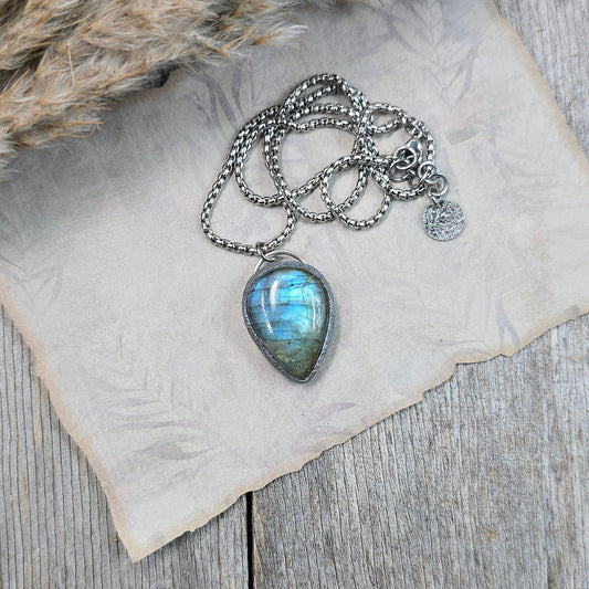 Labradorito pakabukas ant trumpesnės grandinėlės