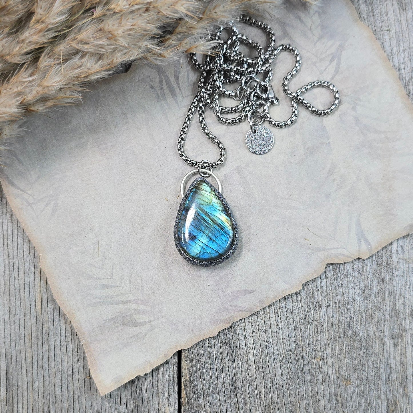 Labradorito pakabukas ant trumpesnės grandinėlės