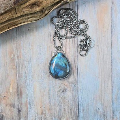 Labradorito pakabukas ant trumpesnės grandinėlės