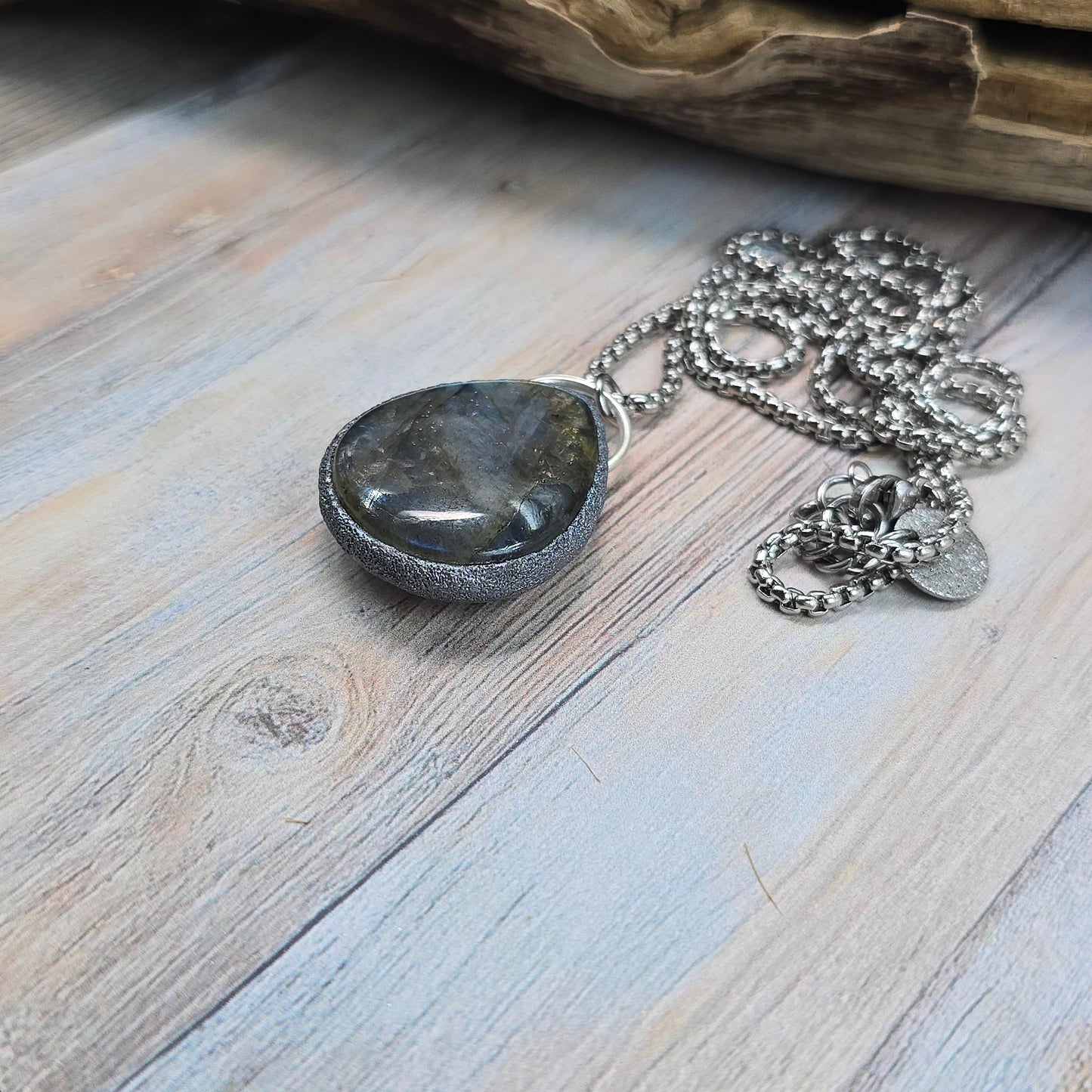 Labradorito pakabukas ant trumpesnės grandinėlės