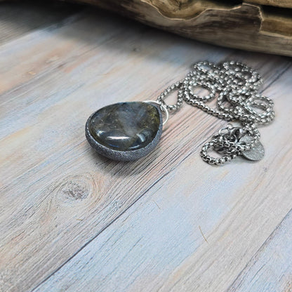 Labradorito pakabukas ant trumpesnės grandinėlės