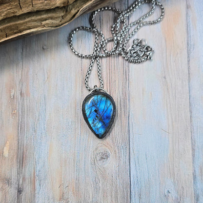 Labradorito pakabukas ant trumpesnės grandinėlės