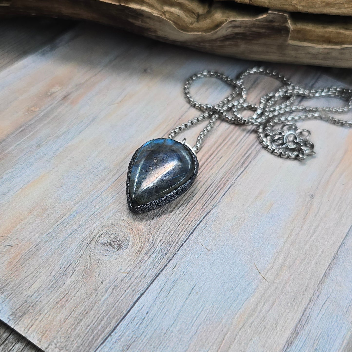 Labradorito pakabukas ant trumpesnės grandinėlės