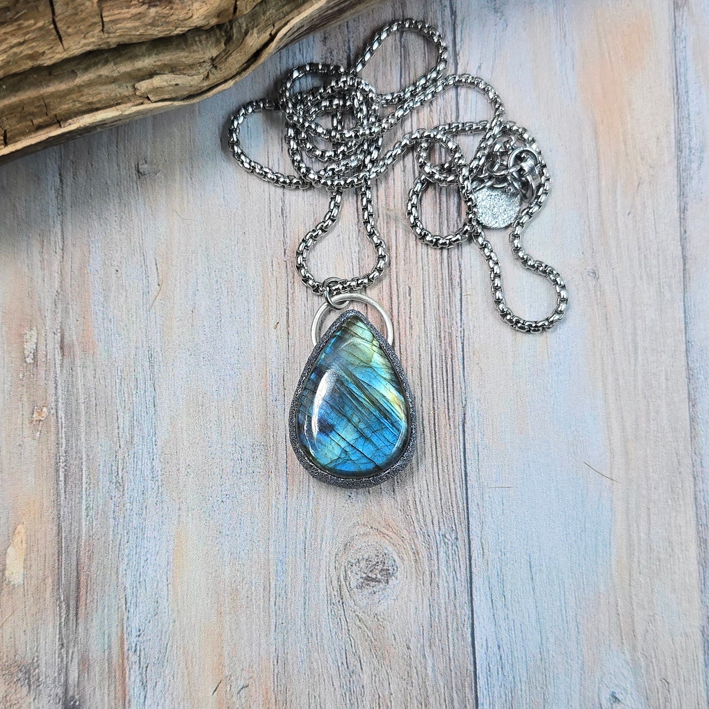 Labradorito pakabukas ant trumpesnės grandinėlės