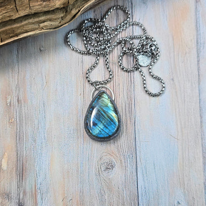 Labradorito pakabukas ant trumpesnės grandinėlės