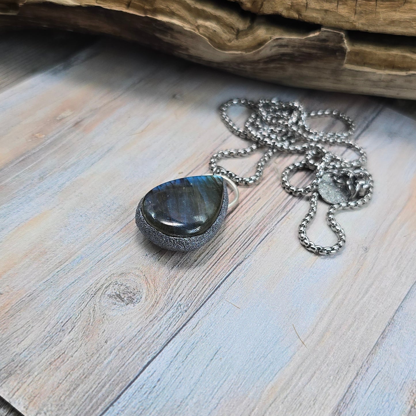 Labradorito pakabukas ant trumpesnės grandinėlės