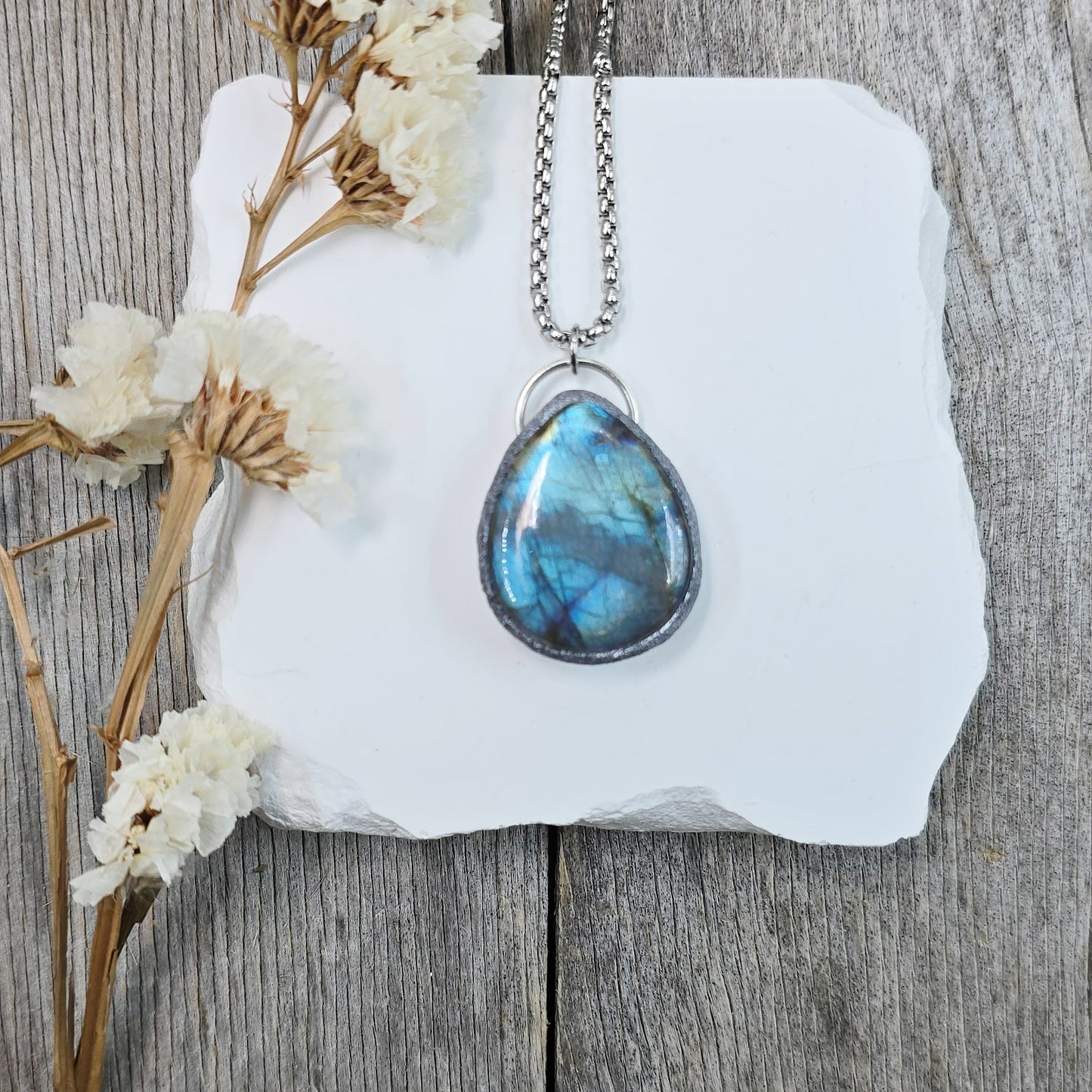 Labradorito pakabukas ant trumpesnės grandinėlės