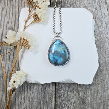Labradorito pakabukas ant trumpesnės grandinėlės