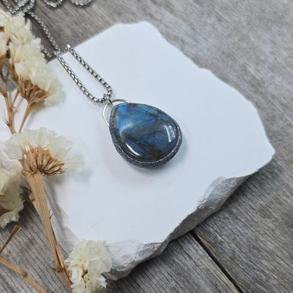 Labradorito pakabukas ant trumpesnės grandinėlės